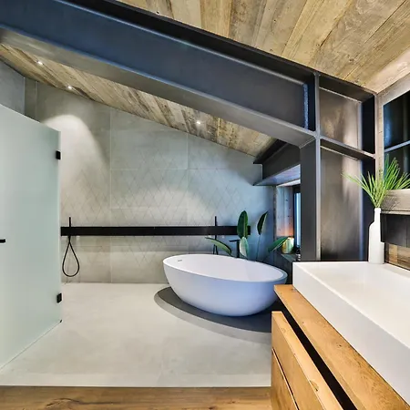 Onthe Rocks Chalet *